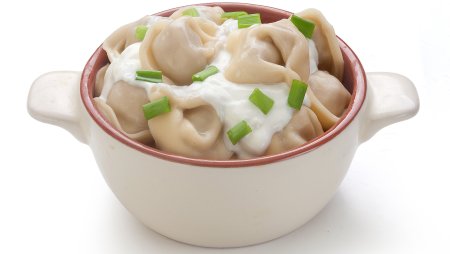 Пельмени на белом фоне