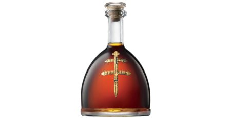 Коньяк в прозрачной бутылке