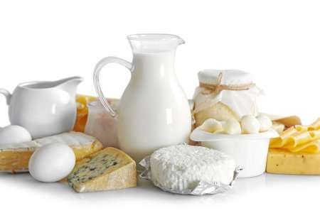 Молочные продукты на белом фоне