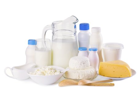 Молочная продукция на белом фоне