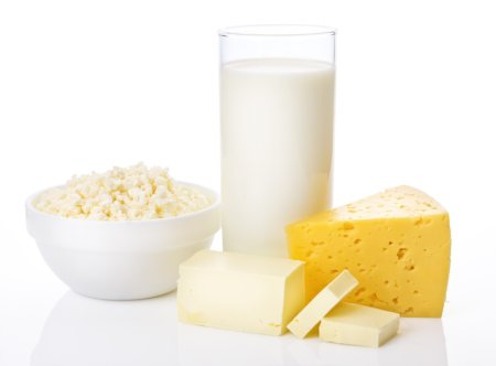 Молочные продукты на белом фоне