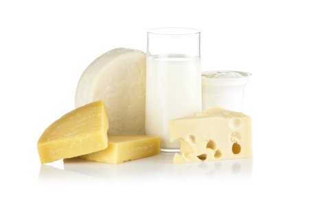 Молочные продукты на белом фоне