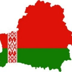 Флаг Белоруссии в руках