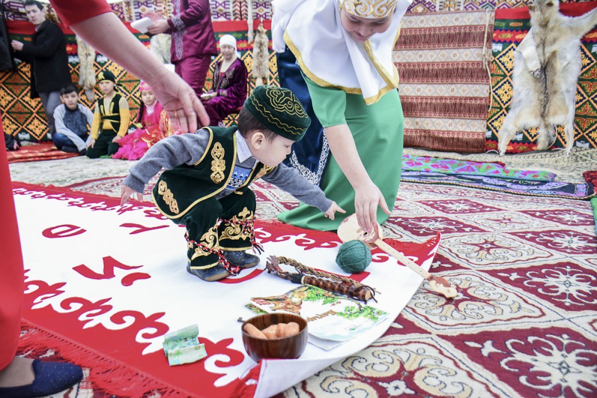 Наурыз жыл басы сынып сағаты. Казахские традиции тусау кесер. Тусау кесу традиция. Тусау кесу обычай казахского народа. Традиции казказскогонарода.