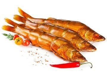 Копченая рыба на белом фоне