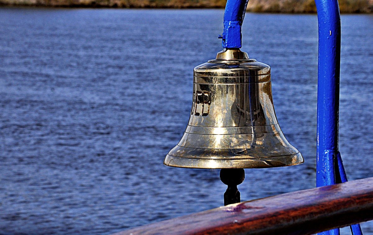 Звон корабельного колокола 5 букв. Рында Корабельная. Колокол морской рында. Судовой колокол – рында. Рында колокол 18 век.