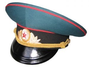 Значок на фуражке полицейского