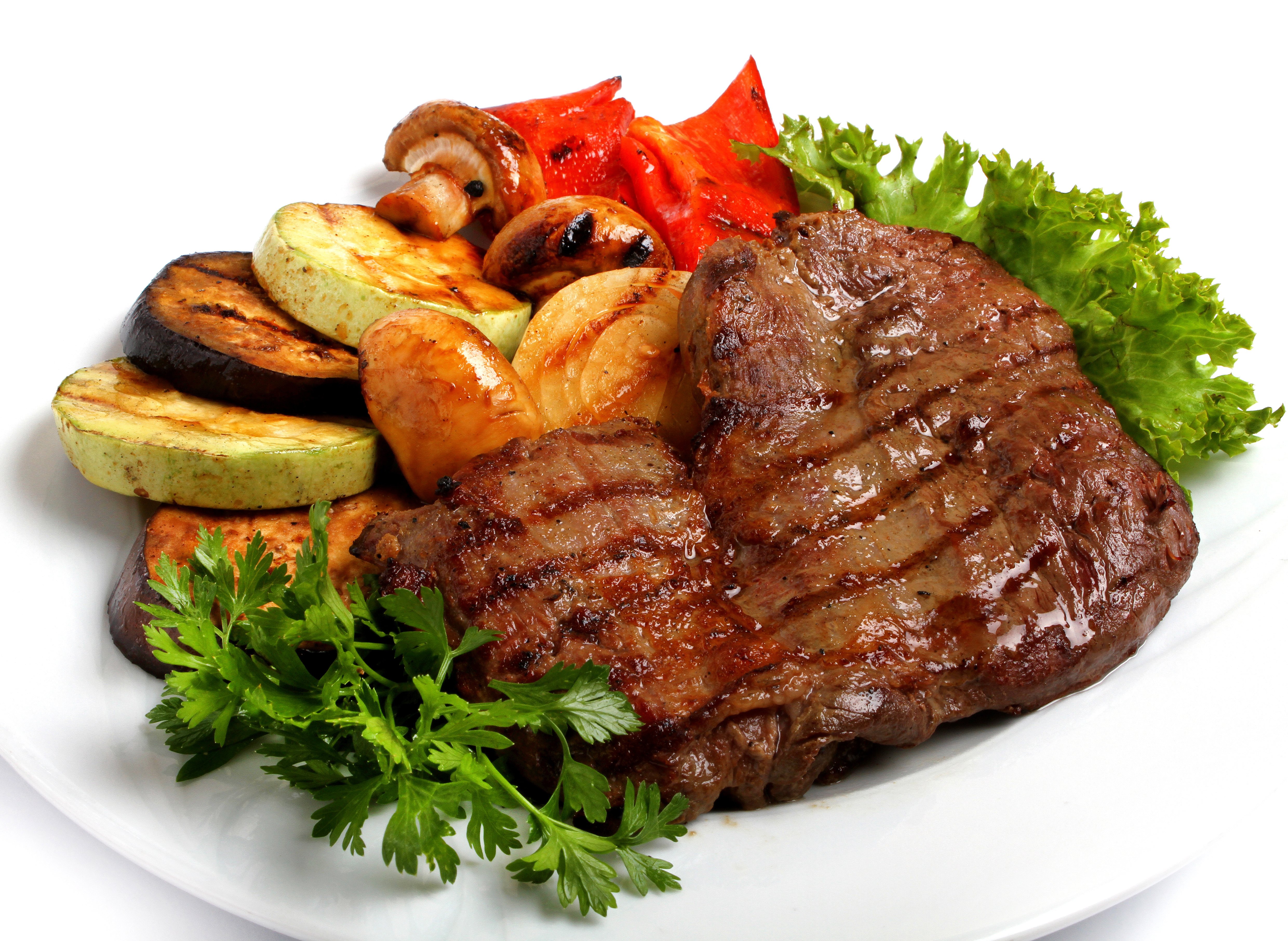 Жареное мясо с овощами запеченная. Жареное мясо. Жареное мясо с овощами. Мясо на тарелке. Говядина с овощами гриль.