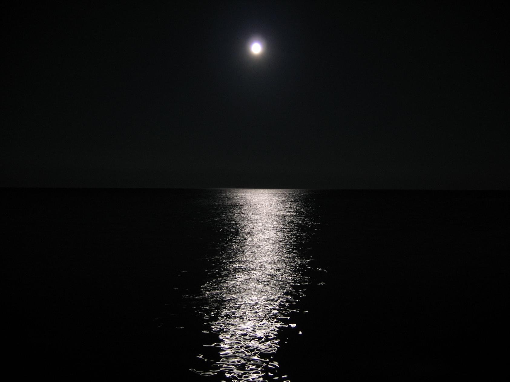 Лунная ночь на черном море. Черное море ночью. Ночное море. Лунная дорожка на море. Ночь в море.