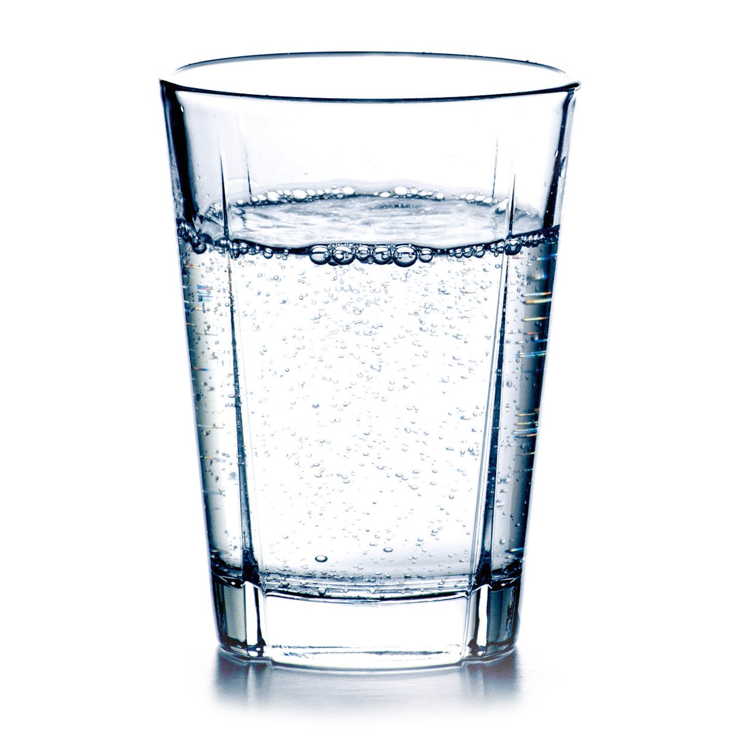Стакан воды сверху. Стакан воды. Бокалы для воды. Прозрачная вода в стакане. Стакан воды без фона.