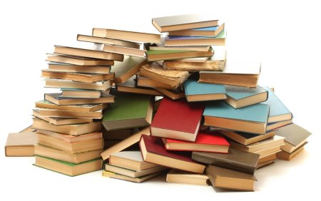 Много книг на белом фоне