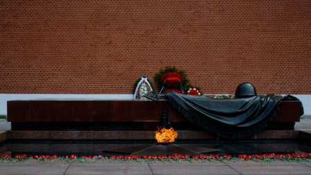 Мемориал неизвестного солдата у кремлевской стены в Москве