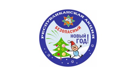 Семья наряжает елку