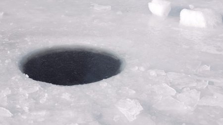 Дыра во льду