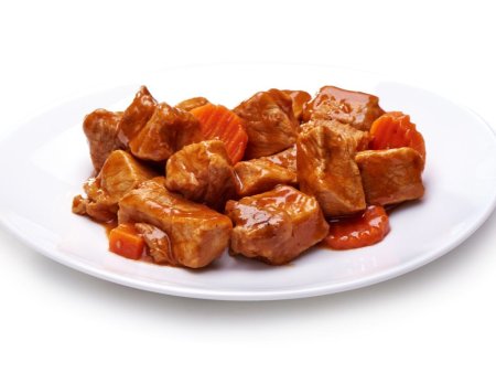 Тушеное мясо на белом фоне