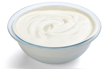 Миска с молоком на белом фоне