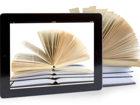 Электронная книга на белом фоне