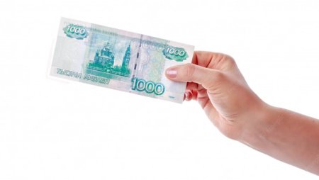 1000 Рублей в руках