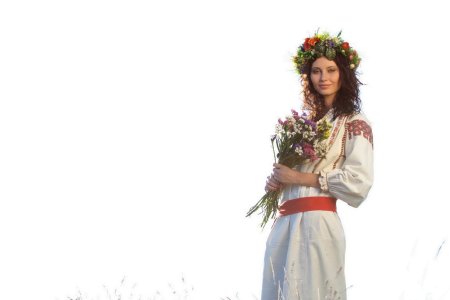 Девушка в венке из полевых цветов
