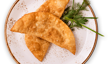 Чебуреки на тарелке