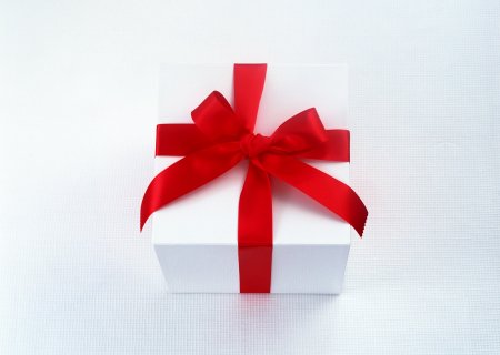 Белая коробка с бантом