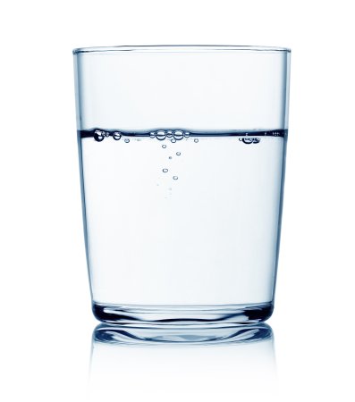 Прозрачная вода в стакане