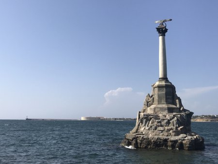 Символы города-героя Севастополя: памятник затопленным кораблям