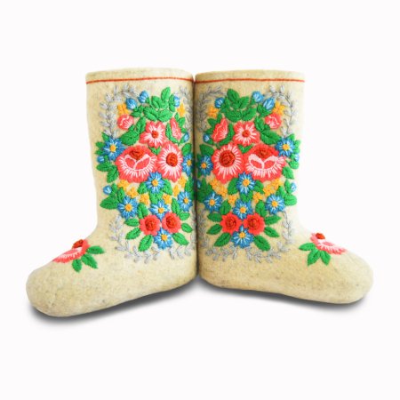 Валенки с вышивкой