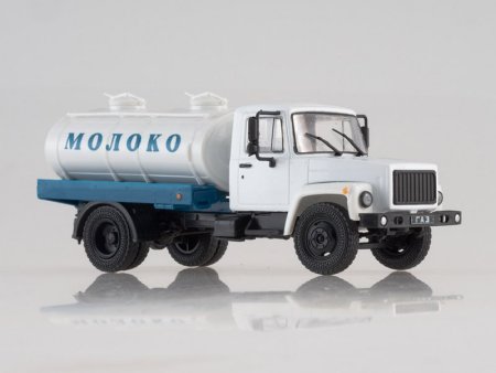 Грузовик с надписью молоко