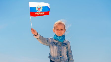 Дети с российским флагом