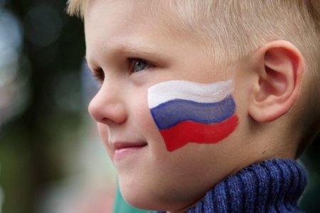 Флаг России на щеке