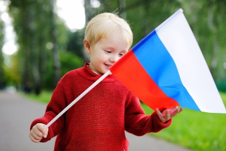Дети с флажками