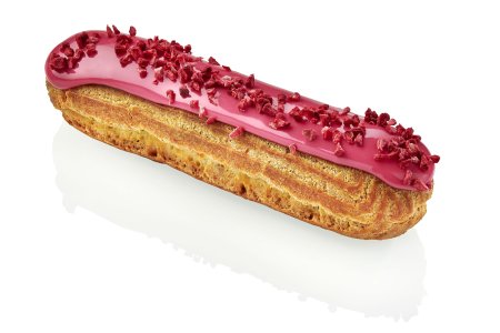 Эклер на белом фоне