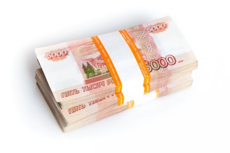 Пачка 5000 купюр на белом фоне