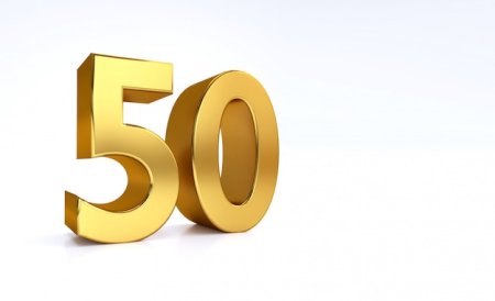 Золотые цифры 50 на прозрачном фоне