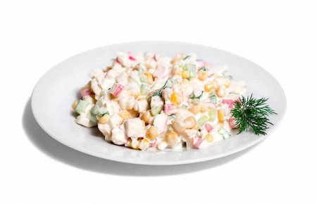 Крабовый салат на белом фоне