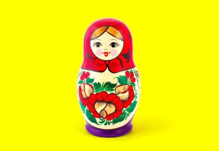 Матрешка на белом фоне