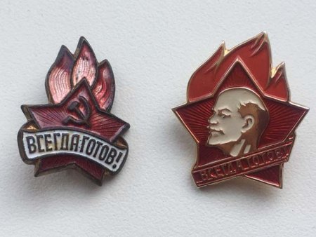 Пионерский значок 1942 года
