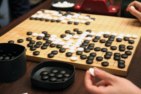Старики играют в шахматы рисунок