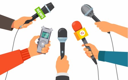 Журналист с микрофоном на прозрачном фоне