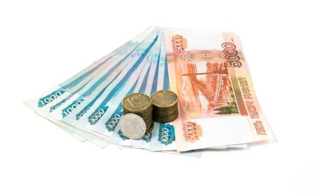 Купюры рубли на белом фоне