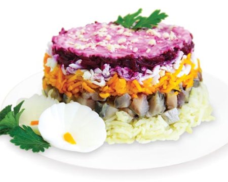 Сельдь под шубой на белом фоне