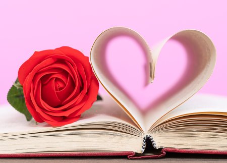 Розы и книжка сердечком