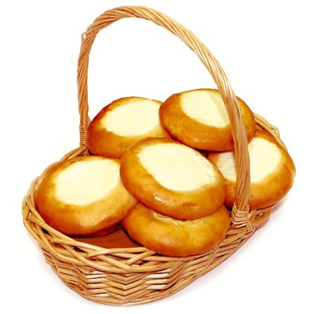 Пирожки в корзинке на белом фоне