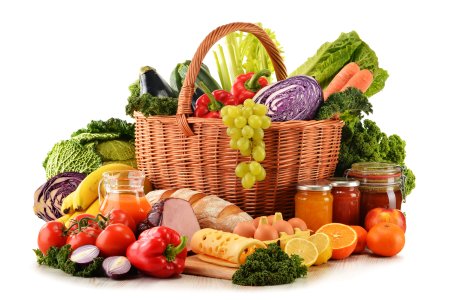 Продуктовая корзина с продуктами