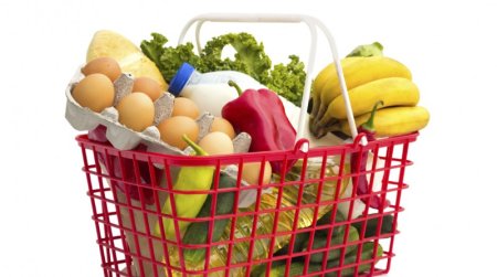Корзина с продуктами и фруктами вектор