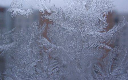 Морозные узоры на окне