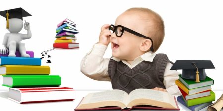Школьник в шапочке выпускника