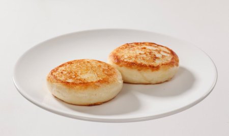 Сырники на белом фоне