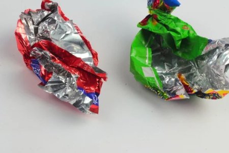 Смятые фантики от конфет